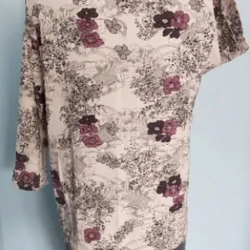 Silhouette women's blouse with floral print and necklace like new