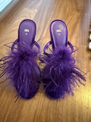 Zara purple velvet sandals size 37 new with heel and feathers