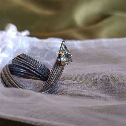 Handmade ring of oxidized silver with white topaz like new
