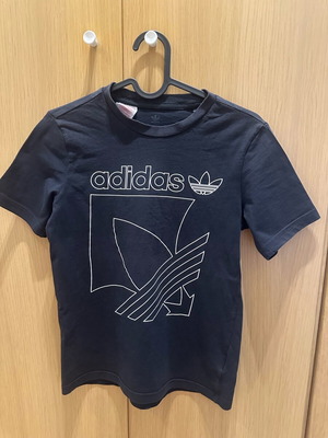 Μπλούζα adidas για αγόρι 10-11 ετών μεταχειρισμένη, μαύρη