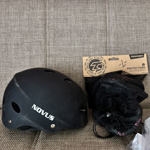 Nils Extreme NH10905 LED roller skates set with helmet and protection, like new