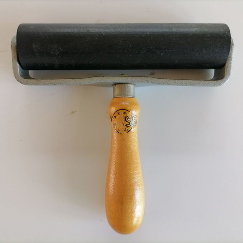 Printing roller used with wooden handle and rubber cylinder