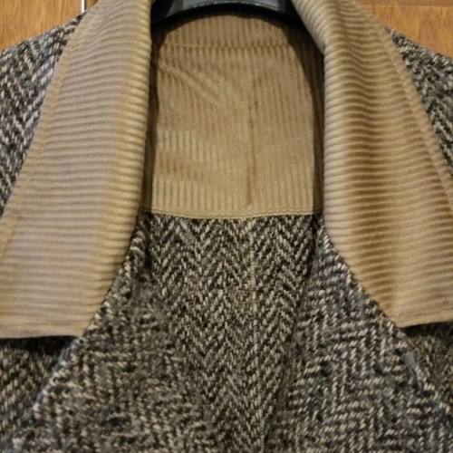 Herringbone beige-brown coat like new with lapel collar and belt