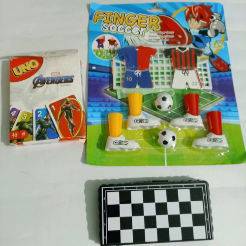 Board games and chess pieces used, various types