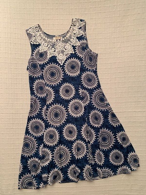 Dress XL/XXL with embossed patterns like new, white and blue
