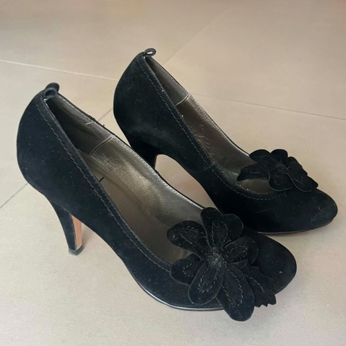 Suede vintage pumps with flowers like new, black, size 38