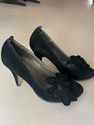 Suede vintage pumps with flowers like new, black, size 38