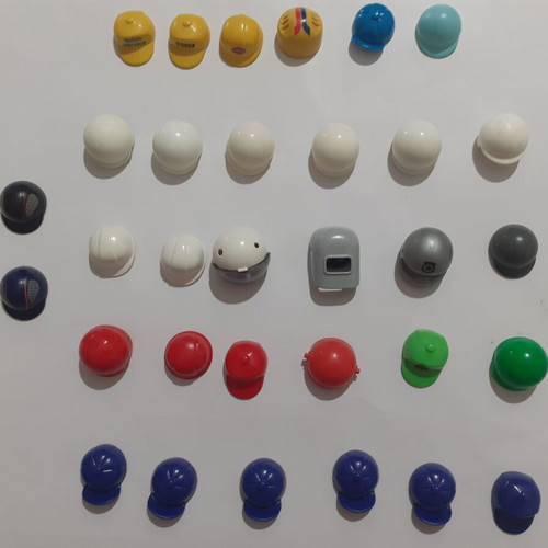 Playmobil lot of various hats like new
