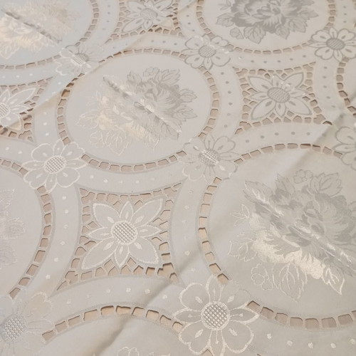 Set of 7 satin tablecloths and napkins cream new