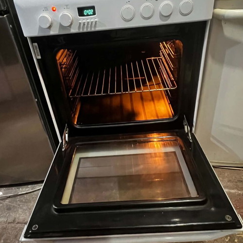 Kitchen stove with ceramic hobs like new, fully functional
