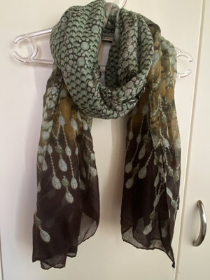 Lynne scarf like new, green and brown
