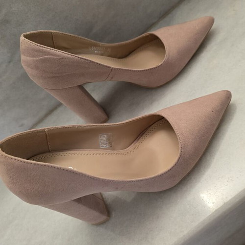 Migato nude pink pumps with pointed toe and high heel like new