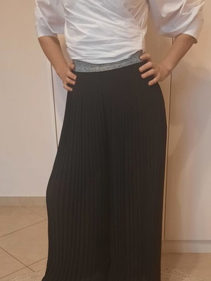 Pleated pants black like new with silver band at waist size M