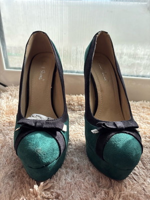 Suede evening pumps like new, size 38, black and cypress