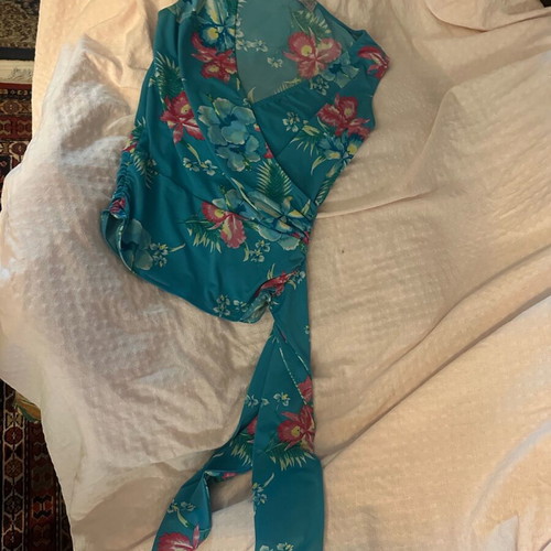 Oasis top like new, size 8, multicolor