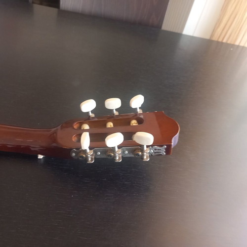 Guitar 3/4 used with damage on one tuning key