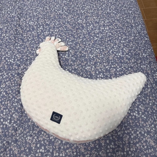 La Millou chicken nursing pillow