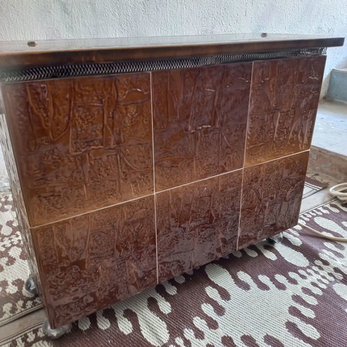 Heat accumulator used with fire bricks for economical heating