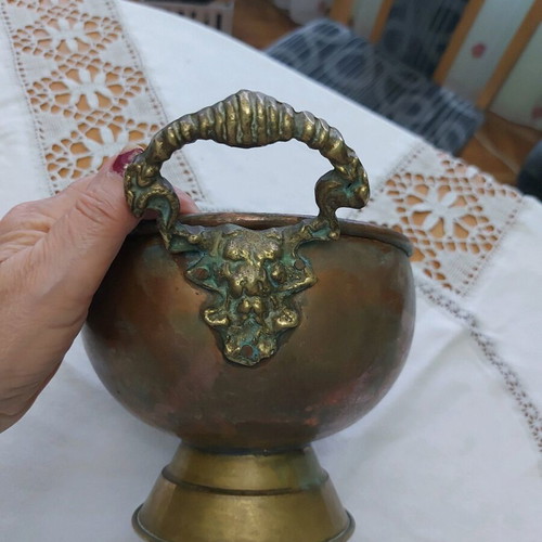 Меден съд употребяван с месингови орнаменти и фигури на лъв