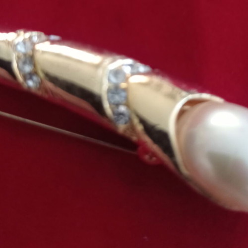 Vintage brooch in gold tone with faux pearl and rhinestones like new
