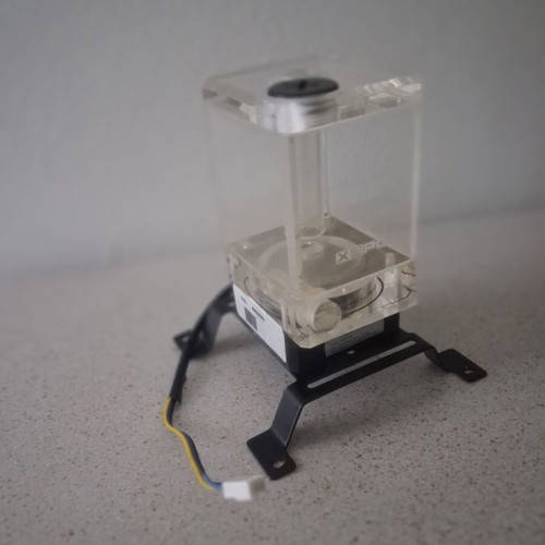 Water pump for custom loop