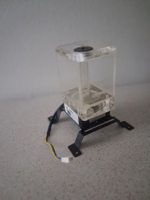 Water pump for custom loop
