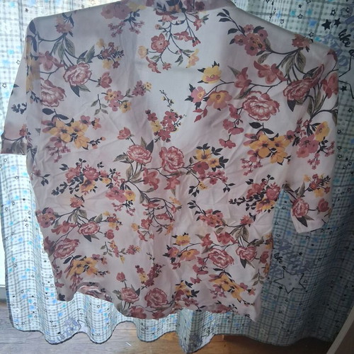 Floral summer shirt Small like new, short sleeve
