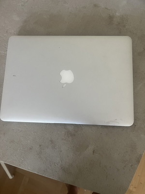MacBook Air 13” 2017 like new, 8GB RAM, charger included