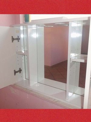 Κρεμαστός καθρέπτης μπάνιου με 2 πλαϊνά ντουλάπια και ενσωματωμένο φωτιστικό σποτ