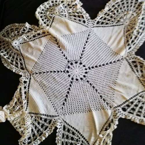 Crochet doily like new, various sizes