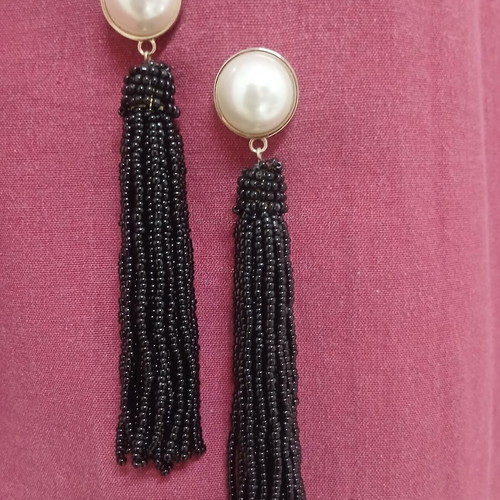 Long earrings with black beads and gold tone, 12 cm