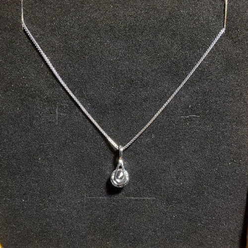 Necklace new silver with diamond-shaped like a wheel