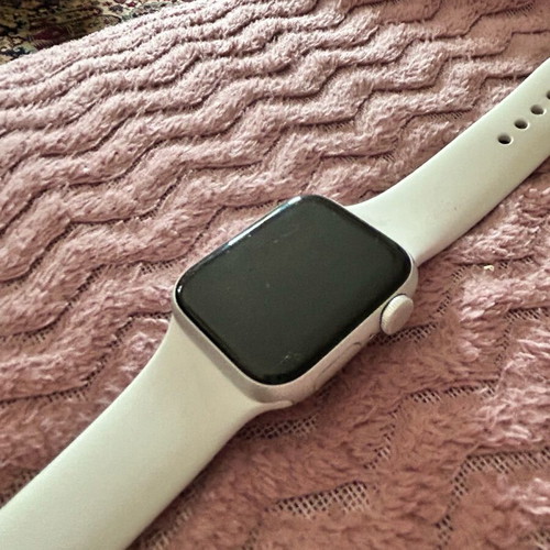 Apple Watch SE 40mm used starlight 2023 with charger