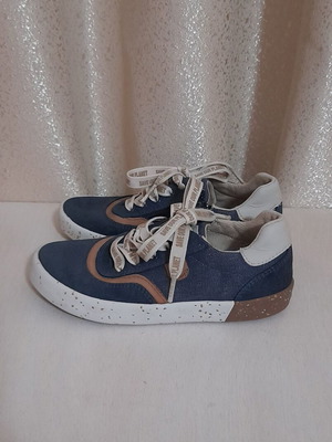 Geox J Kilwi kids sneakers used, size 30, blue suede