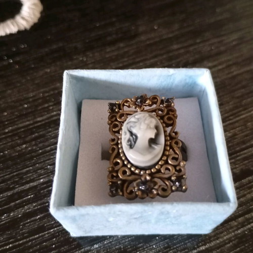 Collectible adjustable ring like new