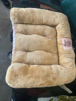 Dog bed new with washable bottom lining