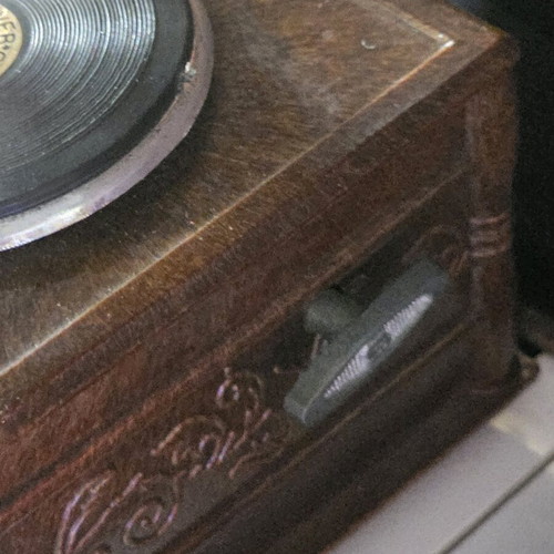 Decorative wind-up gramophone model like new, plastic