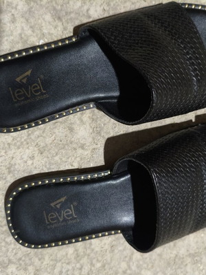 Level Anatomic leather sandals size 37 like new, black