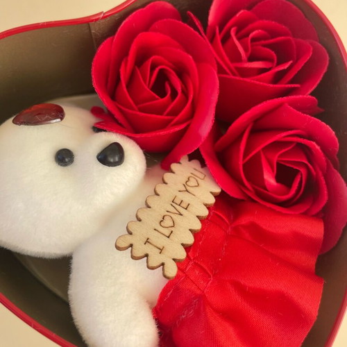 Gift set with teddy bear and roses
