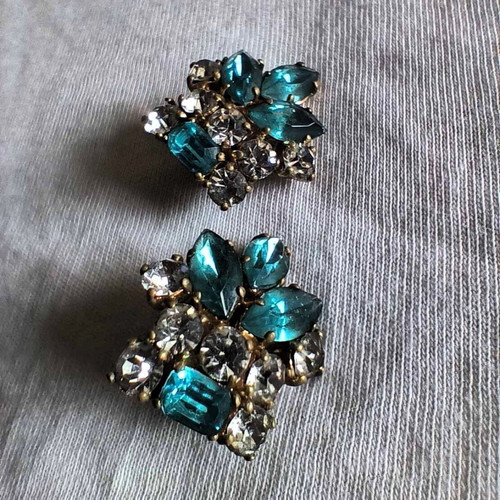 Vintage earrings used with emerald and white crystals from Czechia