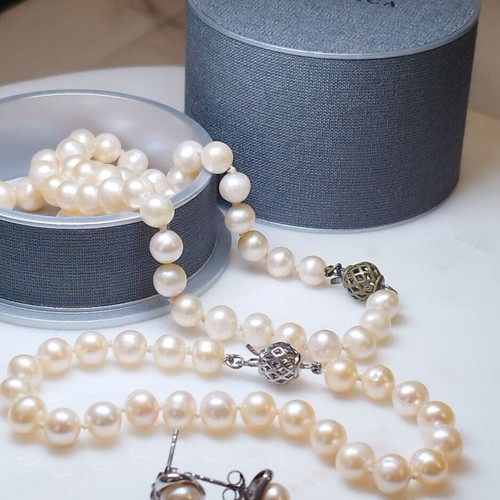 Majorica pearls Spain new with original box, ivory color, 7-9mm