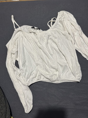 Μπλούζα Bershka off-white με μακριά μανίκια και έξω τους ώμους
