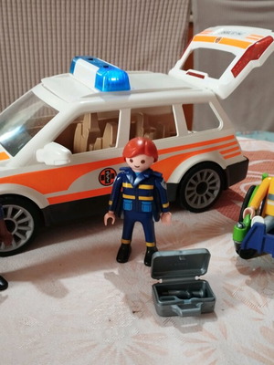 Playmobil автомобил за първа помощ с спасители като нов
