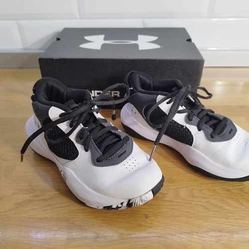 Under Armour basketball shoes kids size 32, black and white
