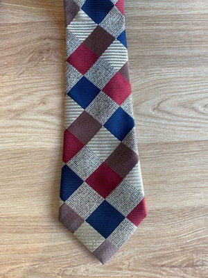 Tie in excellent condition