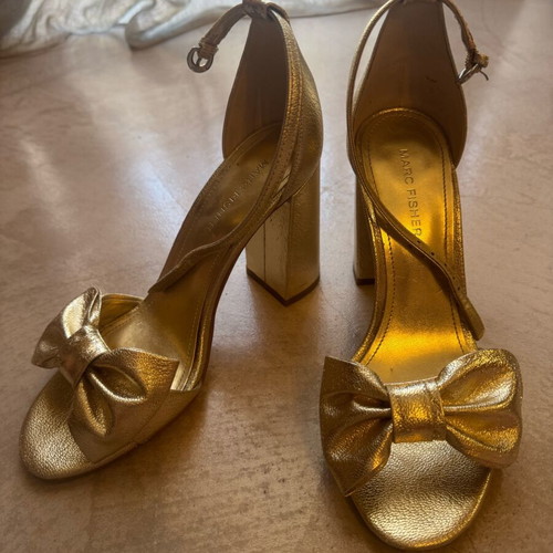 Marc Fisher golden sandals with bow like new