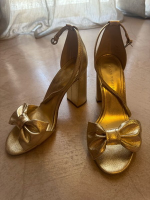 Marc Fisher golden sandals with bow like new