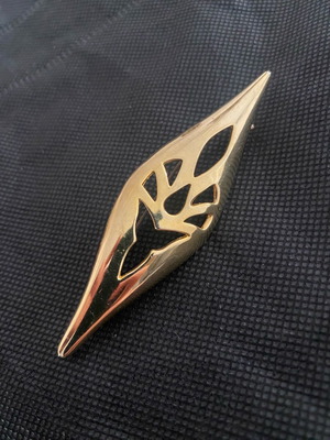 Asymmetric pin used, gold