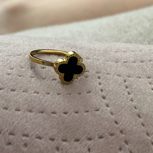 Van Cleef ring used, collectible and authentic