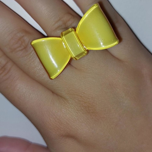 Yellow bow ring polymer in very good condition